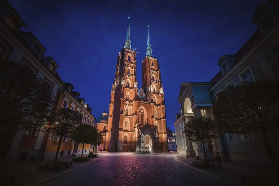 Podświetlona nocą katedra św. Jana Chrzciciela na Ostrowie Tumskim