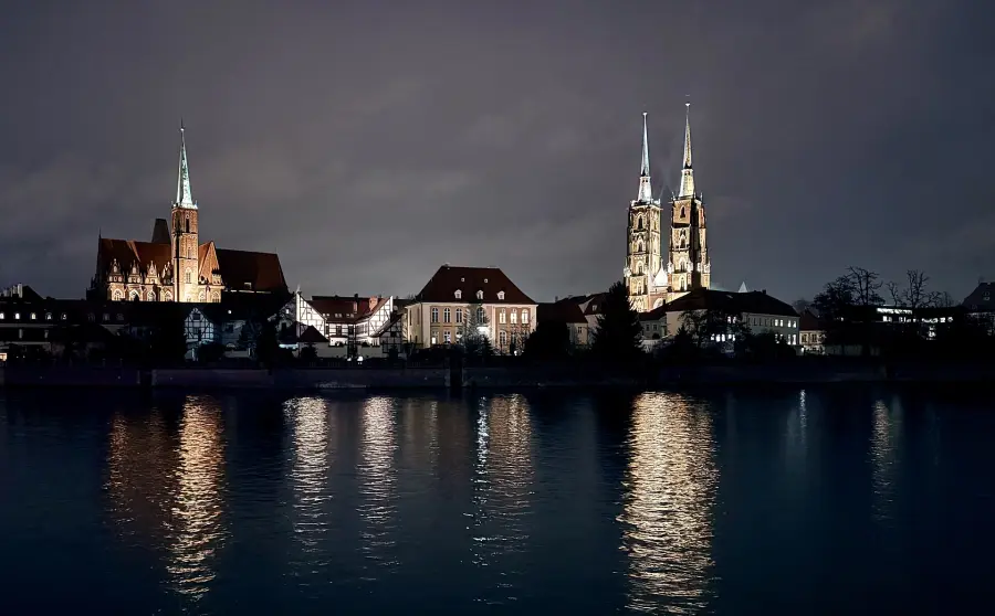 Ostrów Tumski nocą widziany zza Odry, z wieżami katedry po prawej