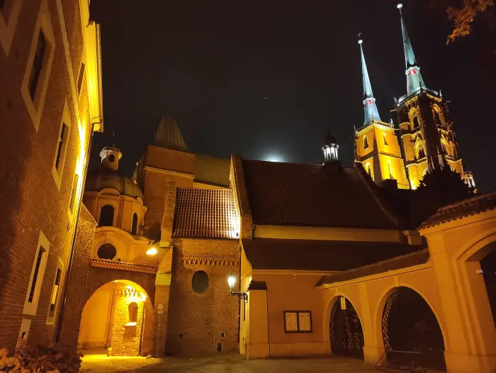Uliczka św. Idziego na Ostrowie Tumskim nocą, w świetle latarni gazowych