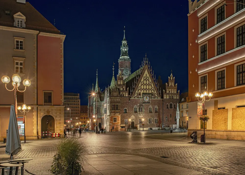 Gotycki Ratusz na wrocławskim Rynku, podświetlony nocą